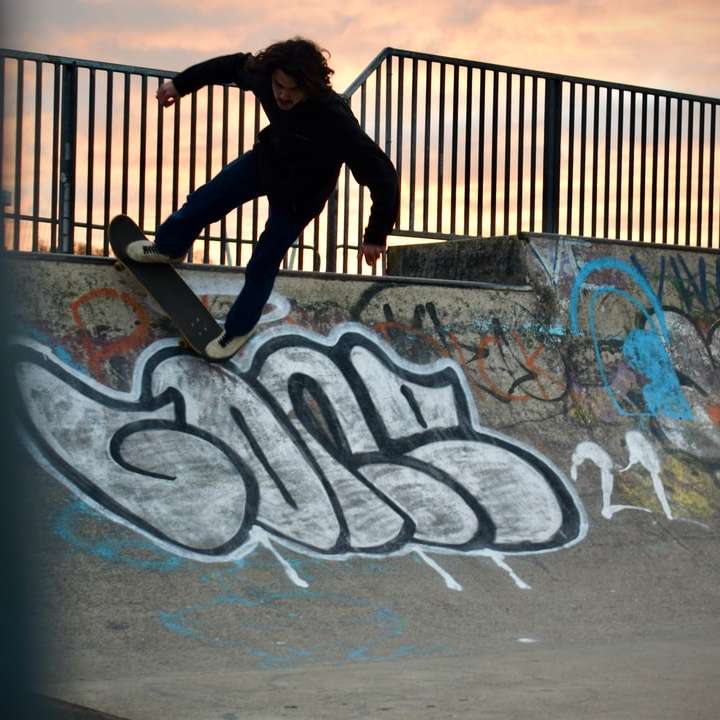 чоловік у чорній куртці і чорних штанах стрибає на стіні онлайн пазл