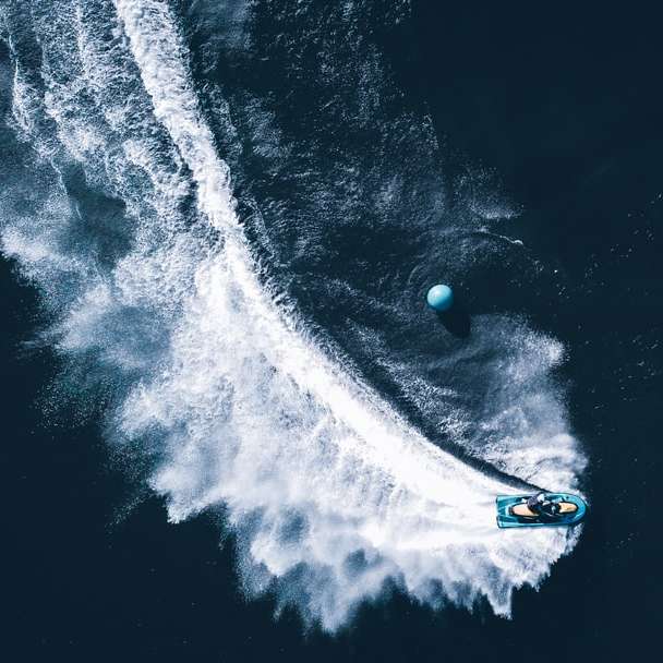 въздушен изглед на лодка по море през деня плъзгащ се пъзел онлайн