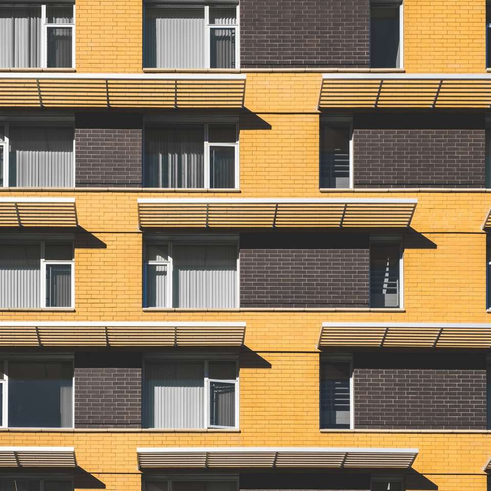 bruin en beige betonnen gebouw online puzzel