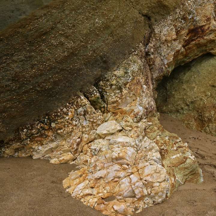 barna és szürke szikla a barna homokon online puzzle