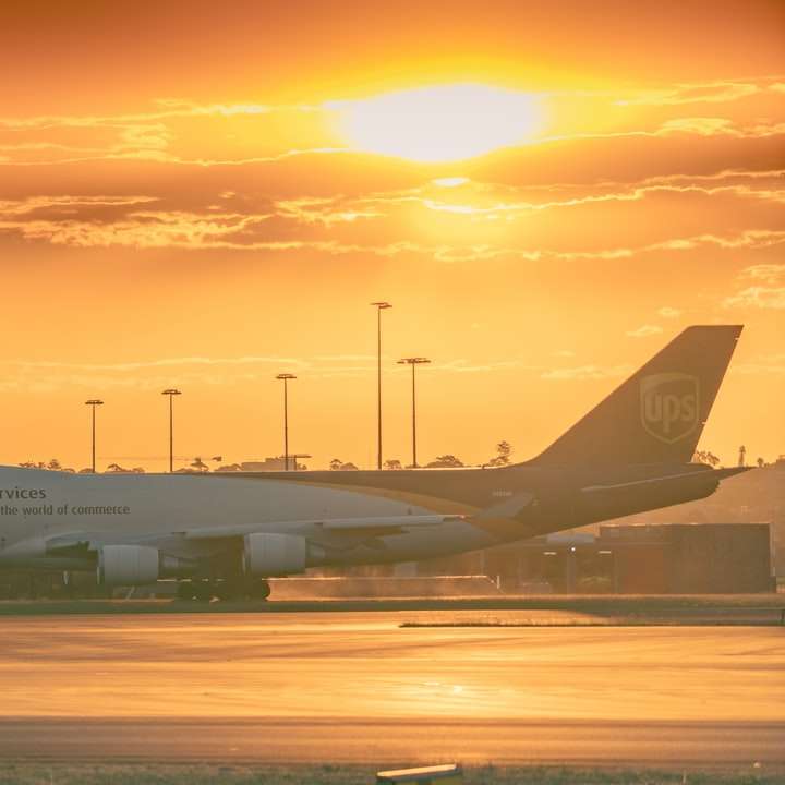 λευκό επιβατικό αεροπλάνο στο αεροδρόμιο κατά τη διάρκεια της ημέρας συρόμενο παζλ online