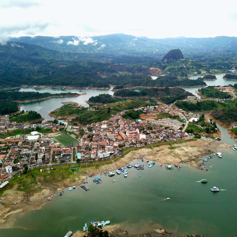 Luftaufnahme von Stadtgebäuden in der Nähe von Gewässern Schiebepuzzle online