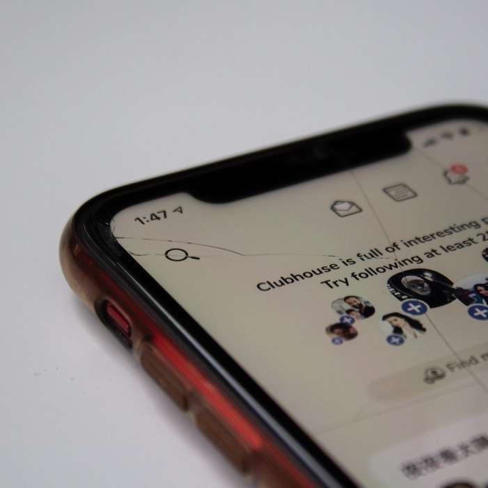 smartphone android noir sur tableau blanc puzzle coulissant en ligne