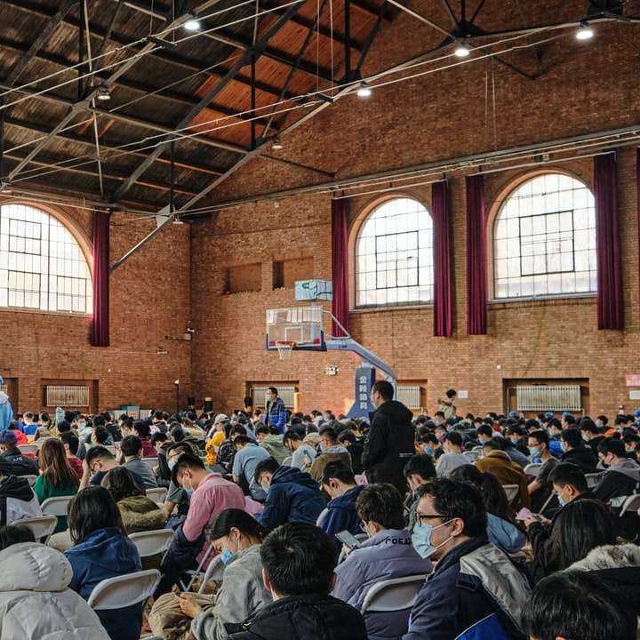 gens assis sur une chaise à l & # 39; intérieur du bâtiment puzzle en ligne