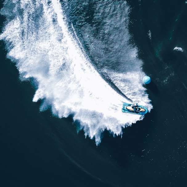 widok z lotu ptaka na łódź na morzu w ciągu dnia puzzle online