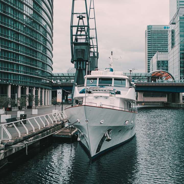 vit och svart yacht på vattnet nära bron glidande pussel online