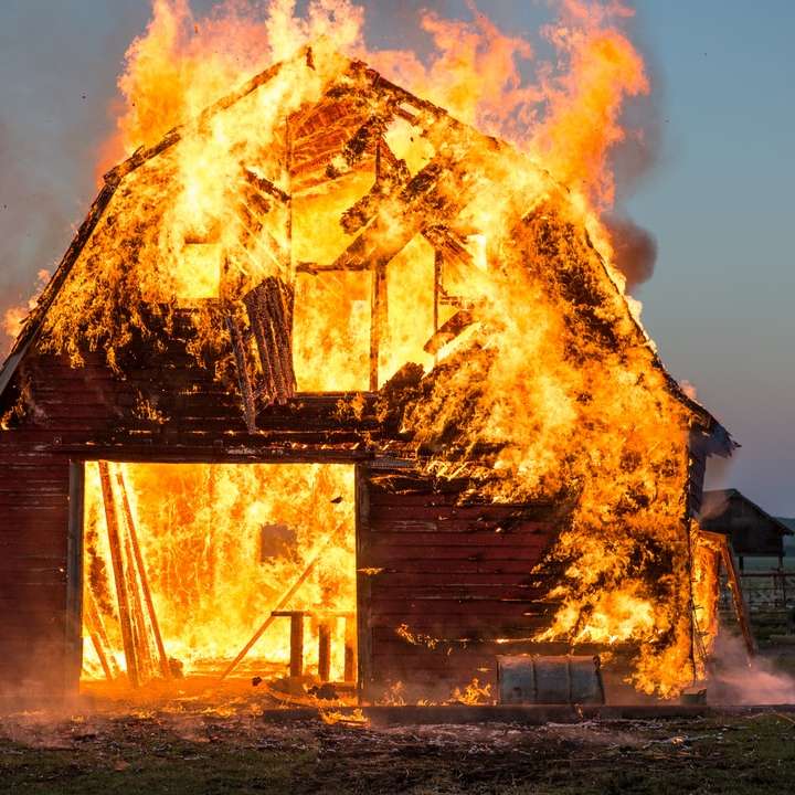 maison en bois marron près du feu puzzle coulissant en ligne
