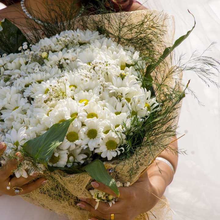 жена държи букет от бяло цвете онлайн пъзел