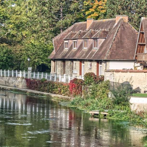 bruin houten huis dichtbij rivier online puzzel
