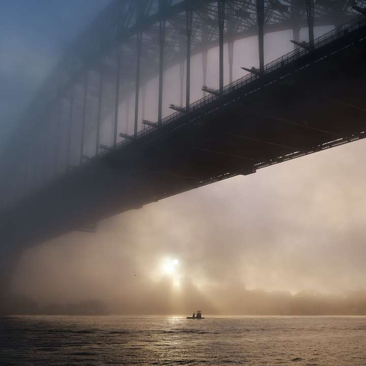 sagoma del ponte sul corpo d'acqua durante il tramonto puzzle scorrevole online