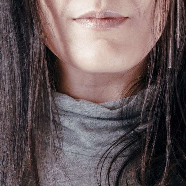 vrouw in grijs shirt met ronde hals online puzzel