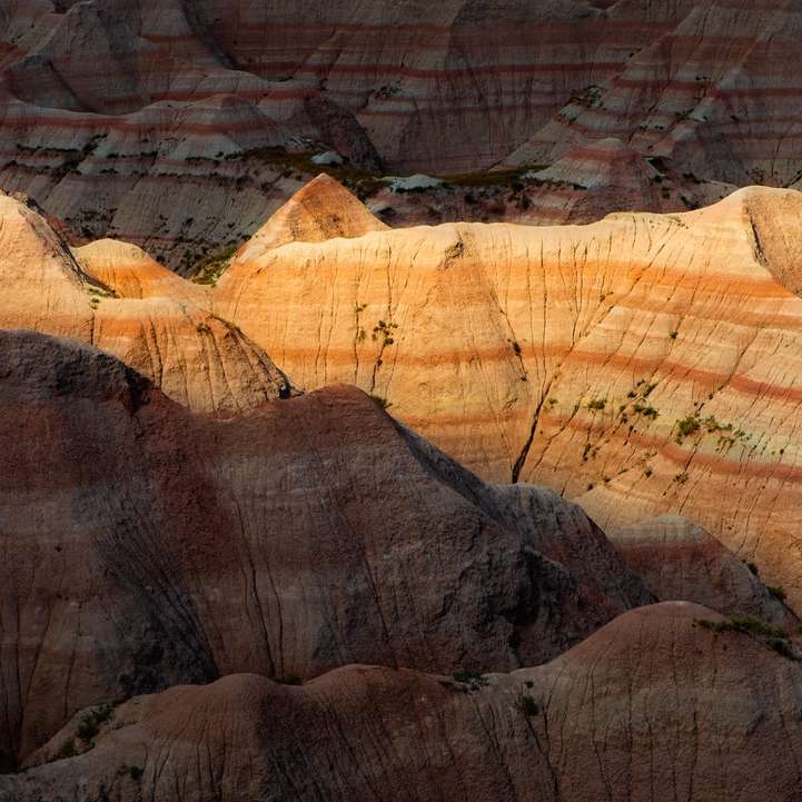 montagna rocciosa marrone durante il giorno puzzle scorrevole online
