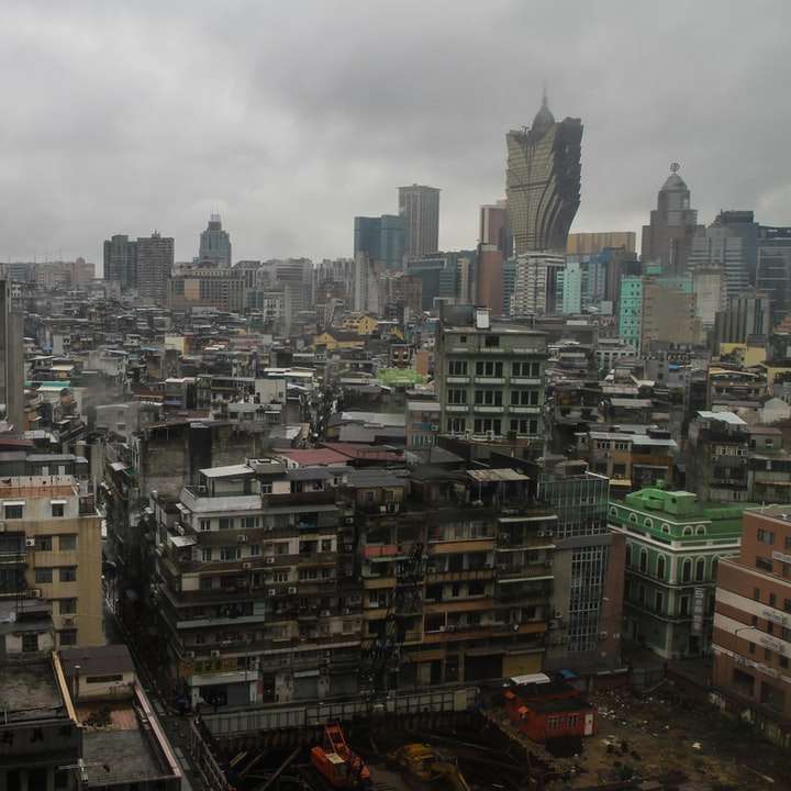Stadtgebäude unter weißem bewölktem Himmel während des Tages Online-Puzzle