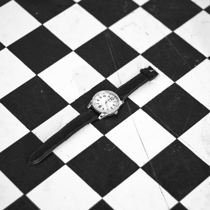 srebrny okrągły zegarek analogowy puzzle online