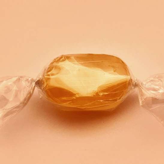 gul plastförpackning på vitt bord glidande pussel online