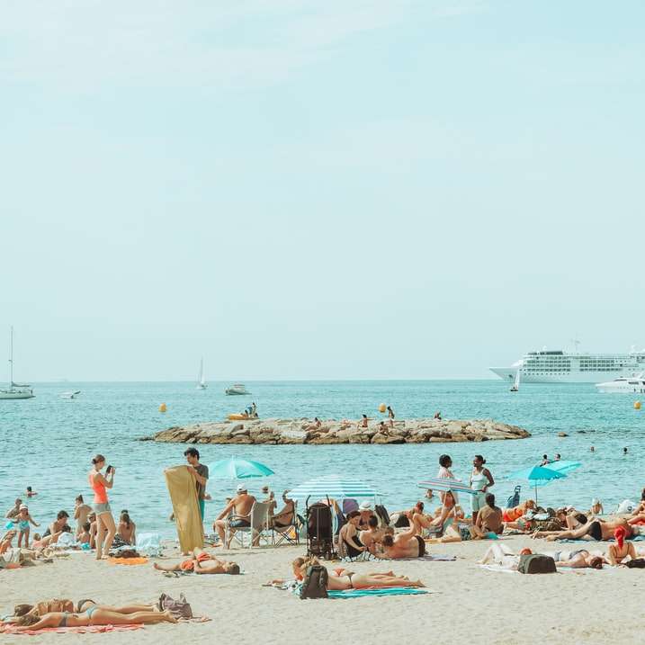 хора на плажа през деня онлайн пъзел