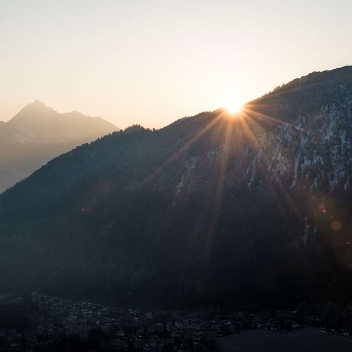 silhouet van berg tijdens zonsopgang schuifpuzzel online