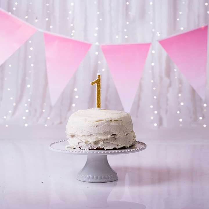 biało-złoty tort z różowym parasolem puzzle przesuwne online