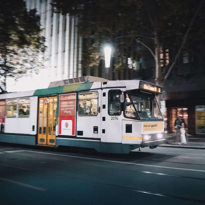 bílá a zelená tramvaj na silnici v noci online puzzle