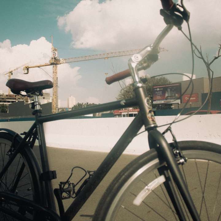 czarno-szary rower szosowy puzzle przesuwne online
