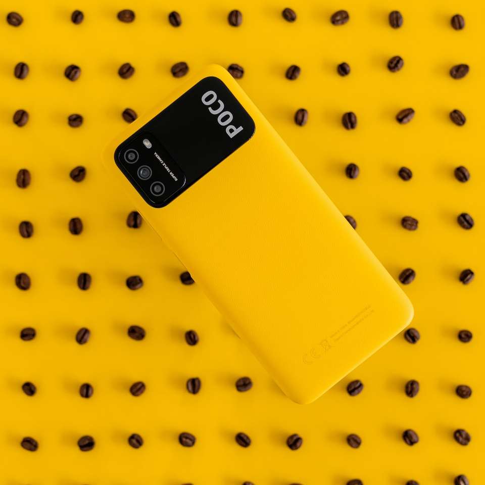 żółty telefon nokia na żółto-białej tkaninie w kropki puzzle przesuwne online
