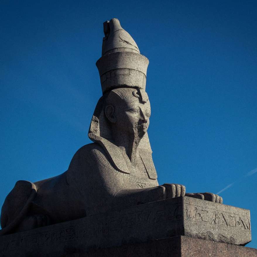 Estatua de hormigón gris bajo un cielo azul durante el día rompecabezas en línea