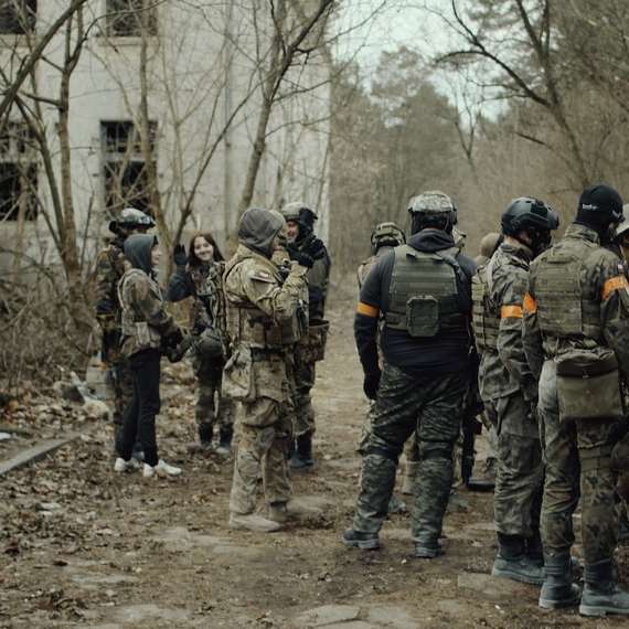 Groupe de soldats en uniforme de camouflage debout sur le sol puzzle coulissant en ligne