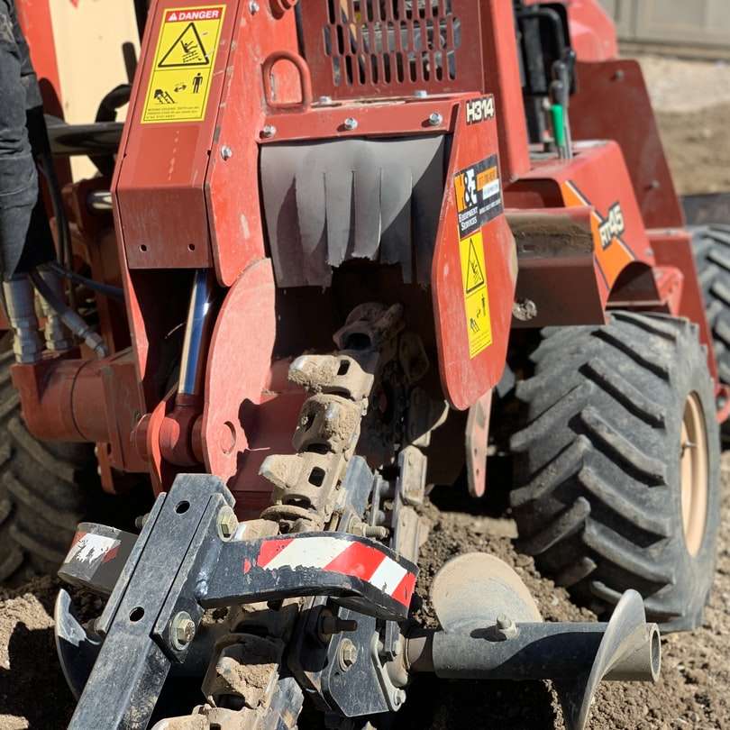 rode en zwarte tractor op bruine grond schuifpuzzel online