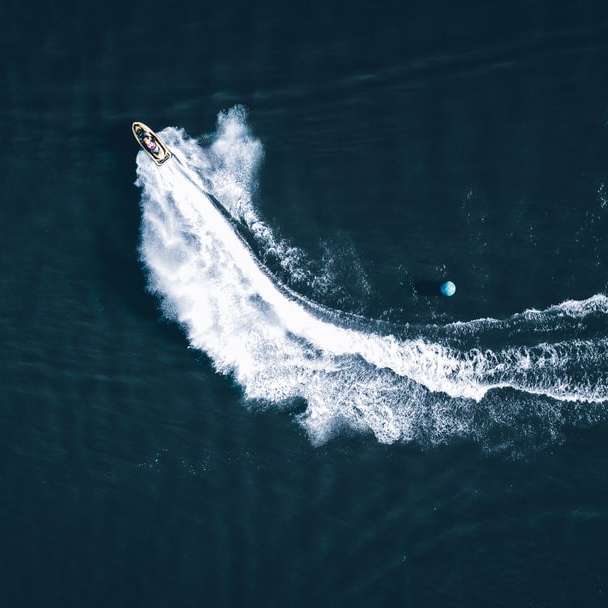 weißes und schwarzes Boot auf See während des Tages Schiebepuzzle online