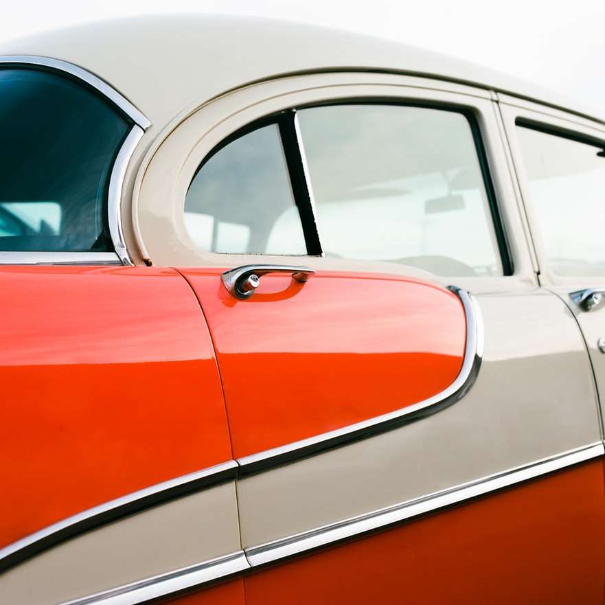 mașină portocalie și albă într-o cameră albă alunecare puzzle online