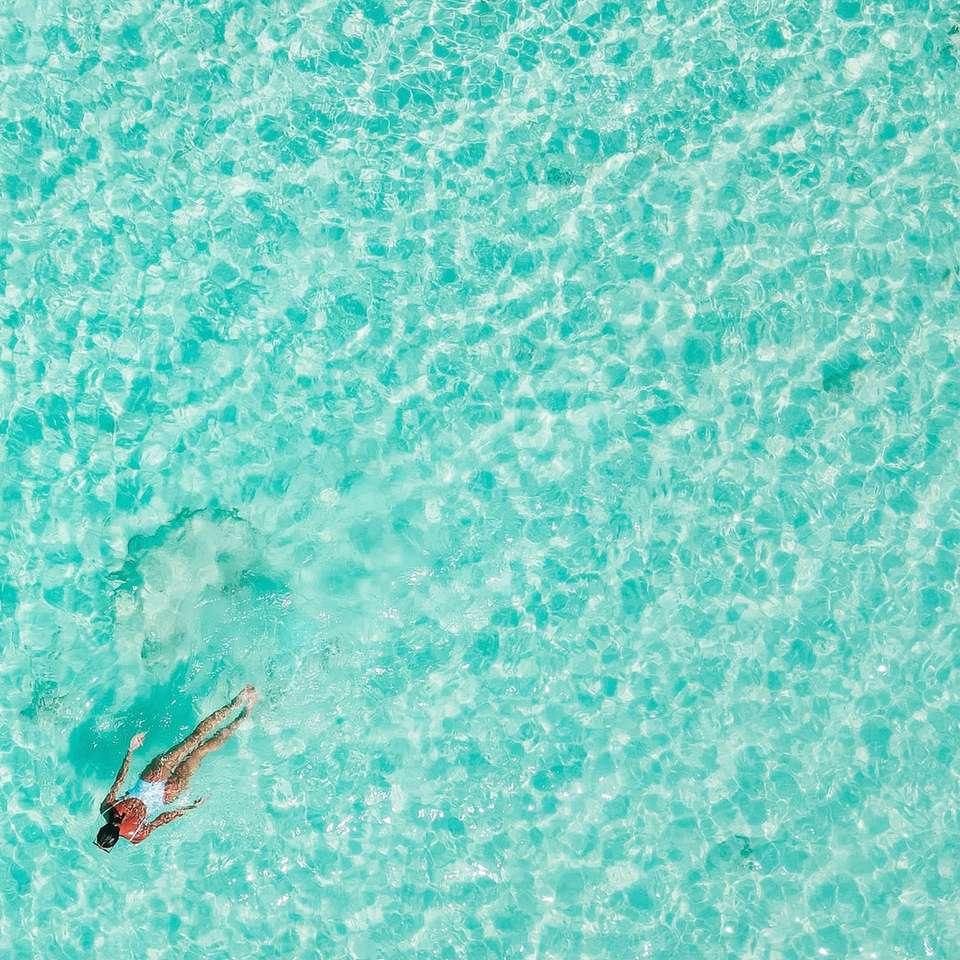 Luftaufnahme des weißen Bootes auf See während des Tages Online-Puzzle