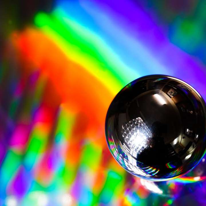 сребърна топка с многоцветен фон онлайн пъзел