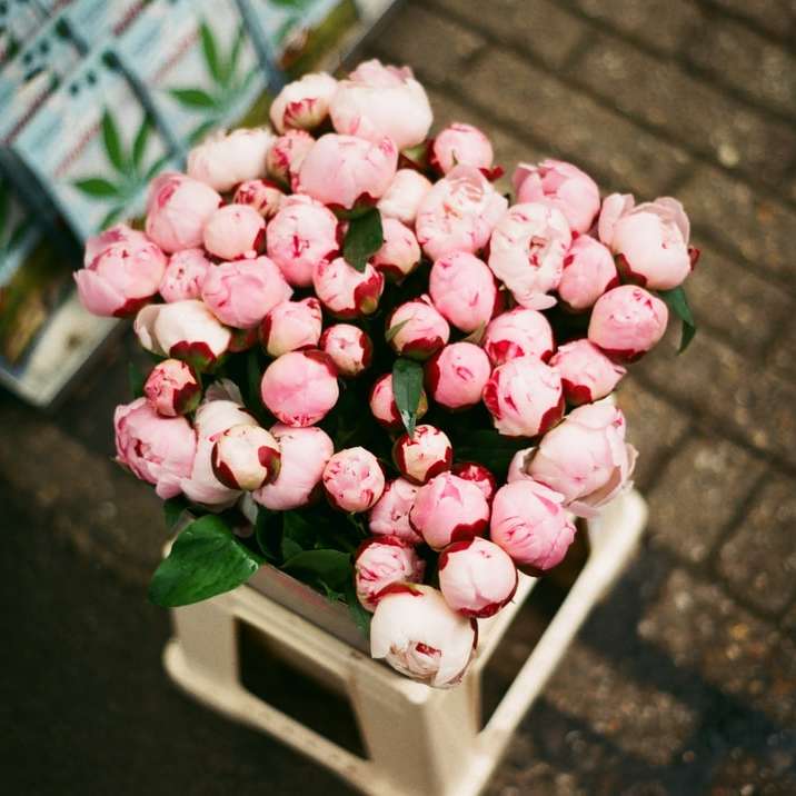 rosa Rosen auf weißem Holztisch Schiebepuzzle online