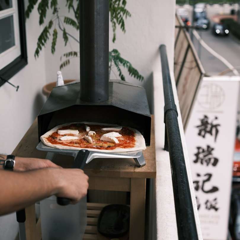 persoon met een bord met pizza online puzzel