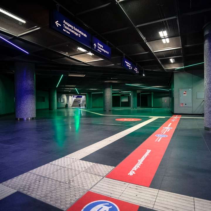 biało-czerwony korytarz bez ludzi puzzle przesuwne online