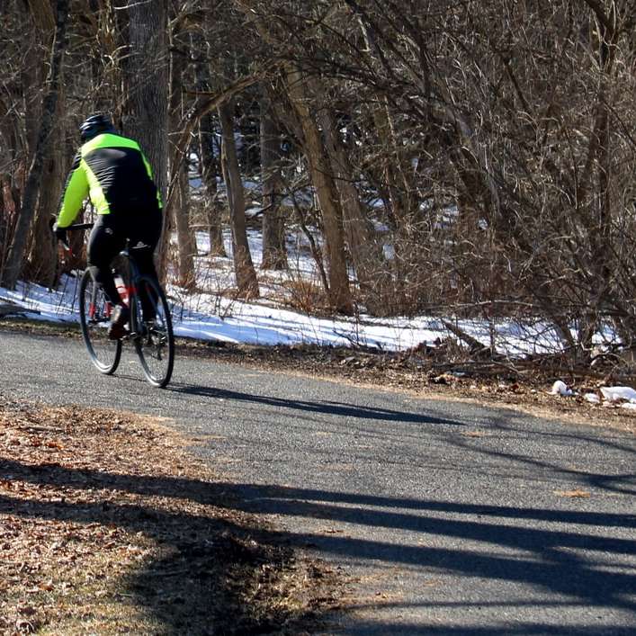 man in groene jas fietsten op weg overdag schuifpuzzel online