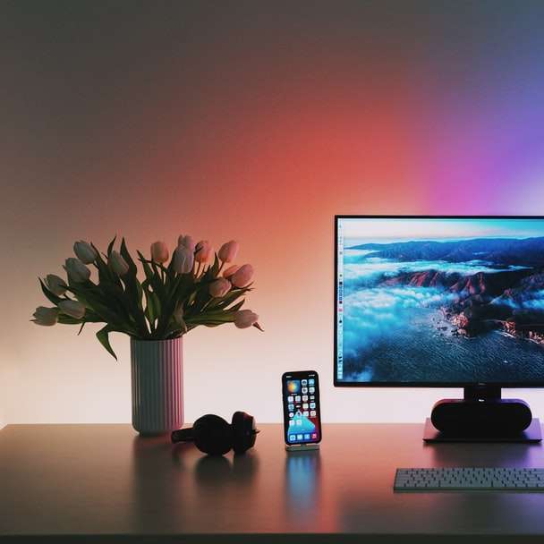 μαύρη οθόνη υπολογιστή επίπεδης οθόνης σε καφέ ξύλινο γραφείο συρόμενο παζλ online