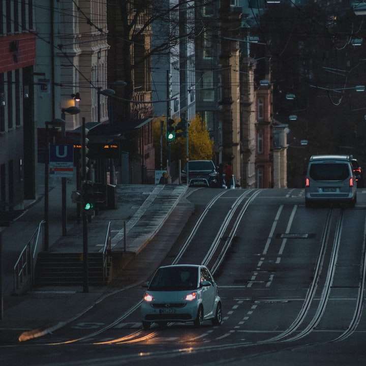 Autos auf der Straße während der Nacht Schiebepuzzle online