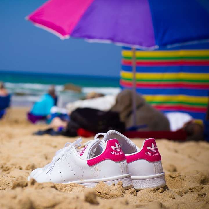 weiße und rote Nike Sneakers am Strand Schiebepuzzle online