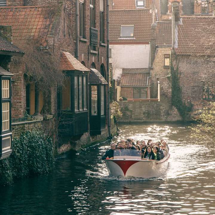 biało-czerwona łódź na rzece w ciągu dnia puzzle przesuwne online