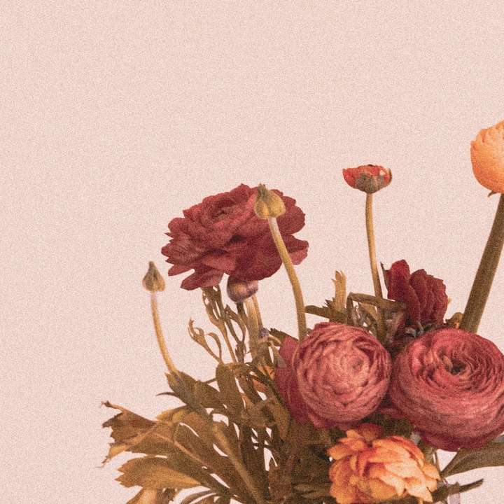 розови и червени цветя със зелени листа плъзгащ се пъзел онлайн