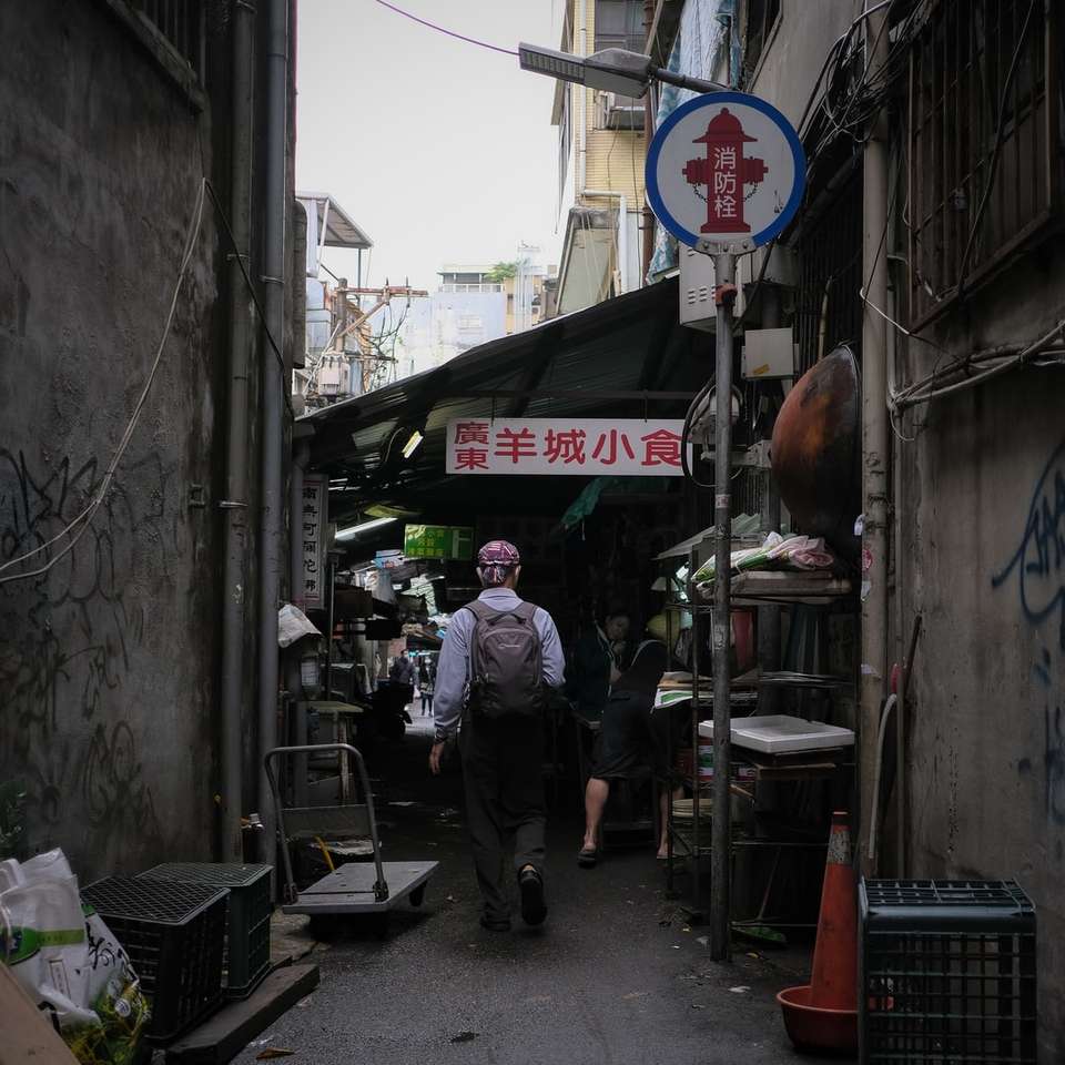 άντρας σε μαύρο σακάκι και τζιν μπλε τζιν στέκεται κοντά σε άντρα online παζλ