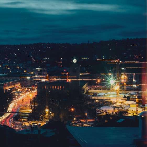πόλη με ψηλά κτίρια κατά τη διάρκεια της νύχτας συρόμενο παζλ online
