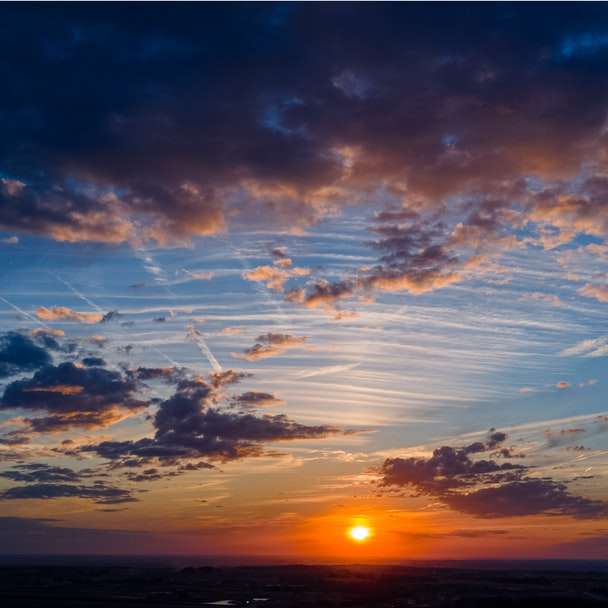 Wolken und blauer Himmel während des Sonnenuntergangs Online-Puzzle