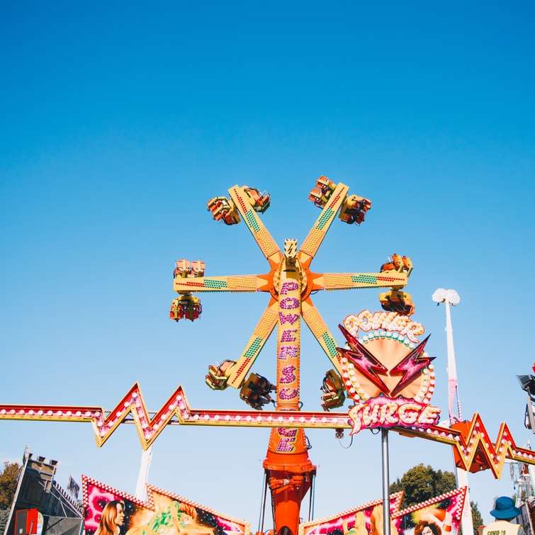 červená a žlutá metal zábavní park jízda pod modrou oblohou posuvné puzzle online