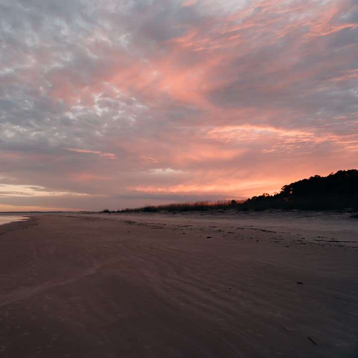 pláž s hnědým pískem při západu slunce online puzzle
