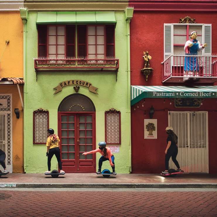 oameni care merg pe trotuar lângă clădirea roșie în timpul zilei alunecare puzzle online
