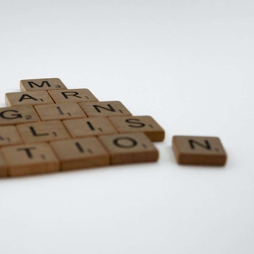 Blocs de bois marron sur surface blanche puzzle coulissant en ligne