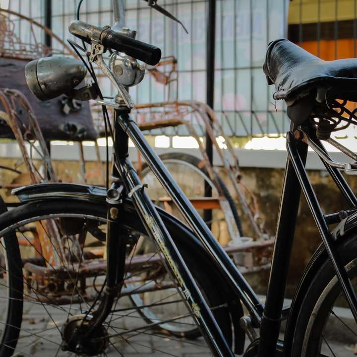 bicicleta negra con tejido azul en la parte superior rompecabezas en línea