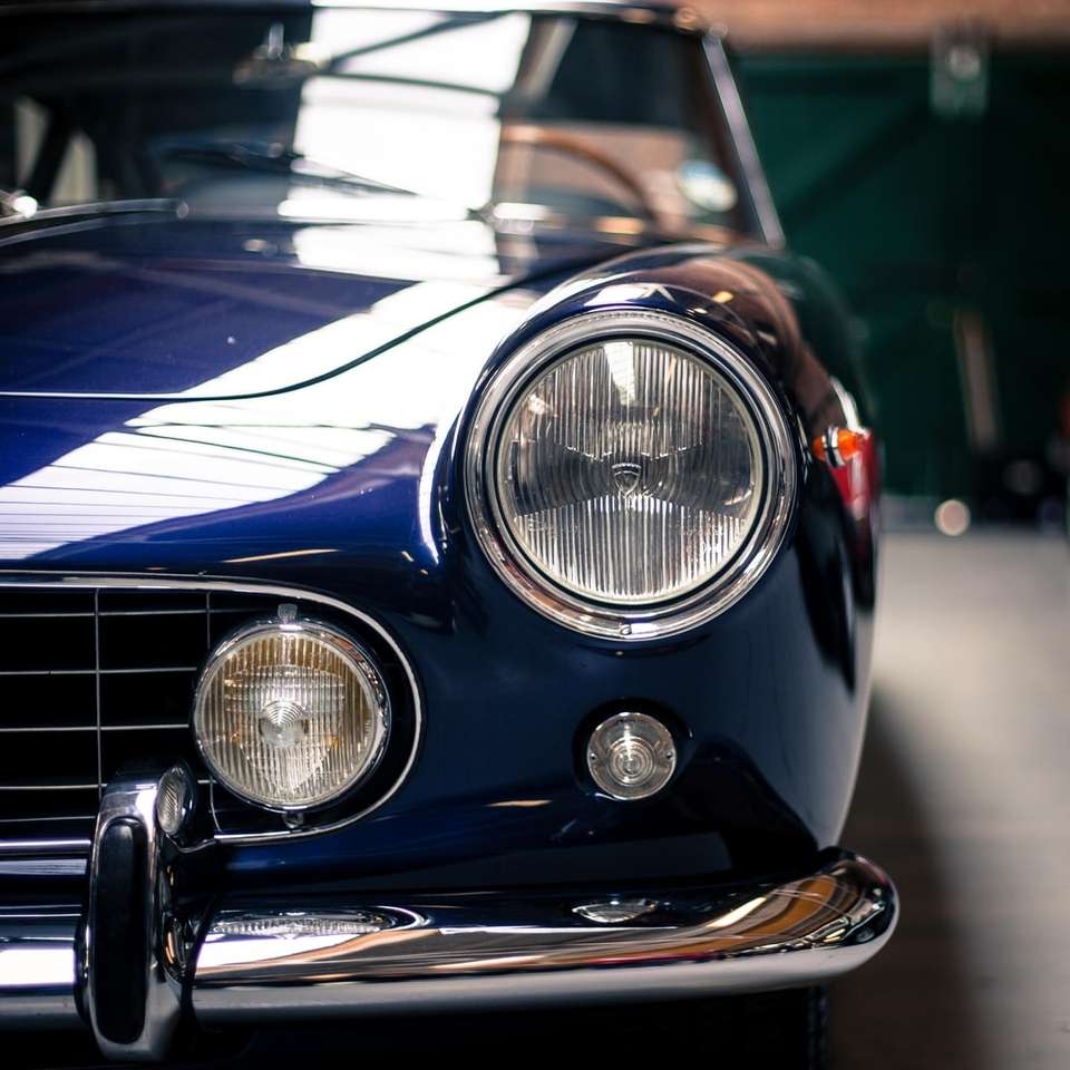 blauwe en zilveren auto in close-up fotografie schuifpuzzel online